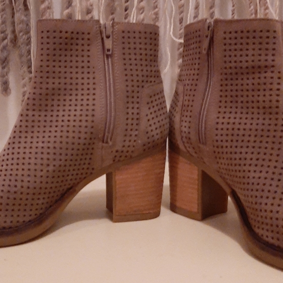 Open-toed booties - Picture 2 of 3